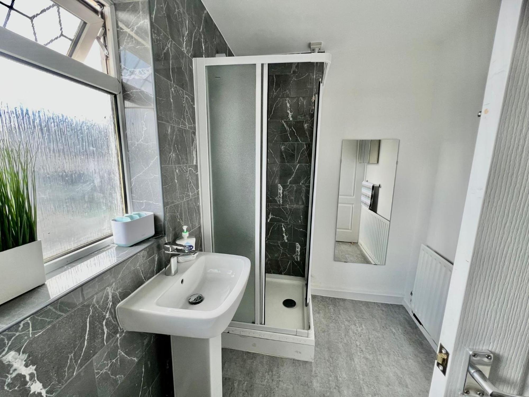 Executive 3 Bedroom Port Talbot Town Centre Margam Sleeps 7 Экстерьер фото